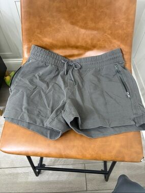 Women’s 90 degree by Reflex shorts - Sz M - brand new - missing tags